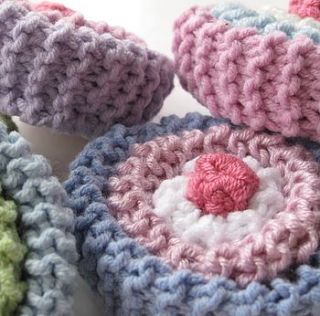 hand knit pin cushion tart by yummy art and craft