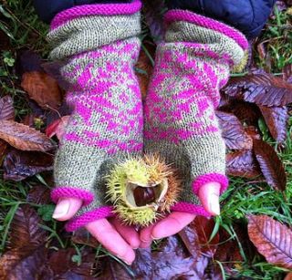 nordic star mittens in moss and cerise by the forest & co
