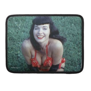 Bettie Page Vintage Pinup Smling In The Grass MacBook Pro Sleeves